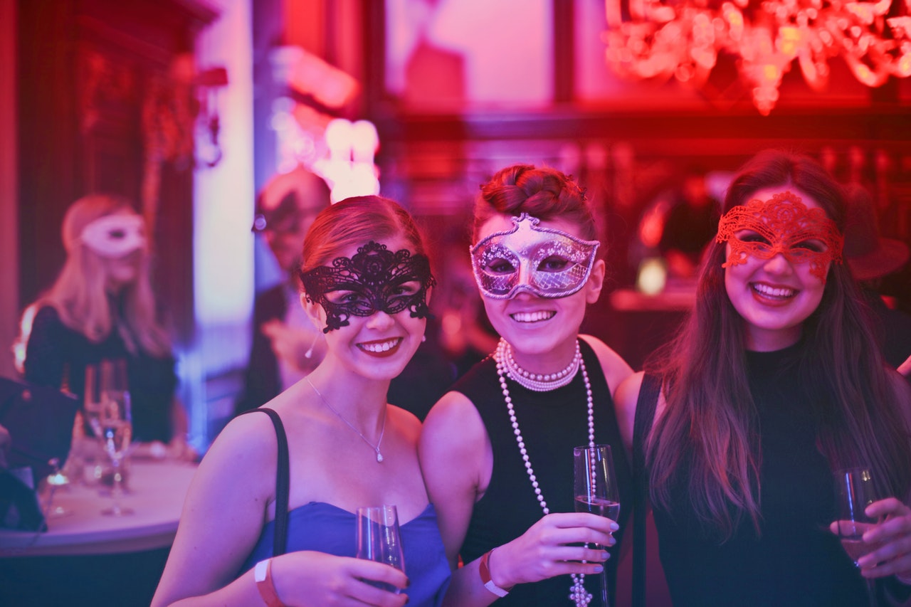Just 7 Steps to Throwing the Best Office Christmas Party Ever